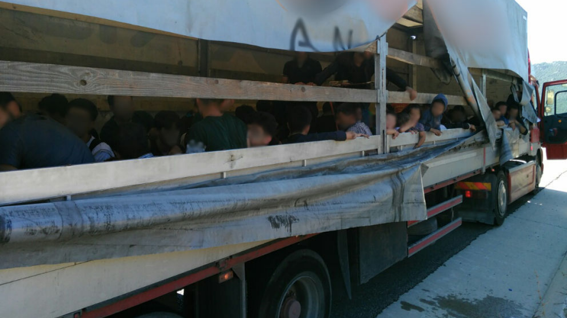 Βρήκαν 33 πρόσφυγες στοιβαγμένους σε καρότσα φορτηγού στον Έβρο